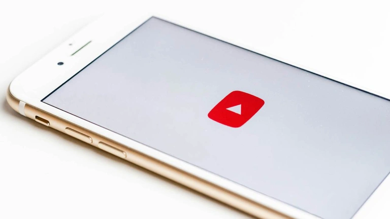 Lire la suite à propos de l’article YouTube Premium Gratuit sur iPhone : Profitez de toutes les fonctionnalités avec YTLitePlus