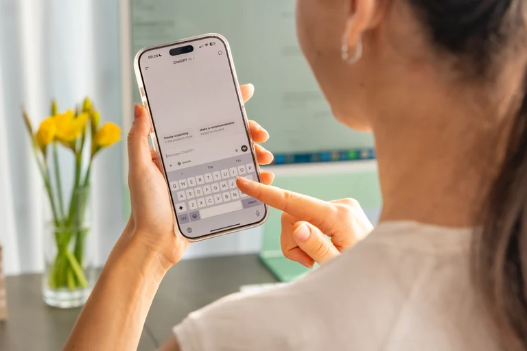 Lire la suite à propos de l’article ChatGPT va bientôt deviner votre âge : ce que cela signifie pour la productivité numérique et le bien-être tech