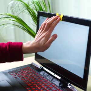 Lire la suite à propos de l’article Webcam Piratée : Les Signes Invisibles d&rsquo;une Surveillance Discrète