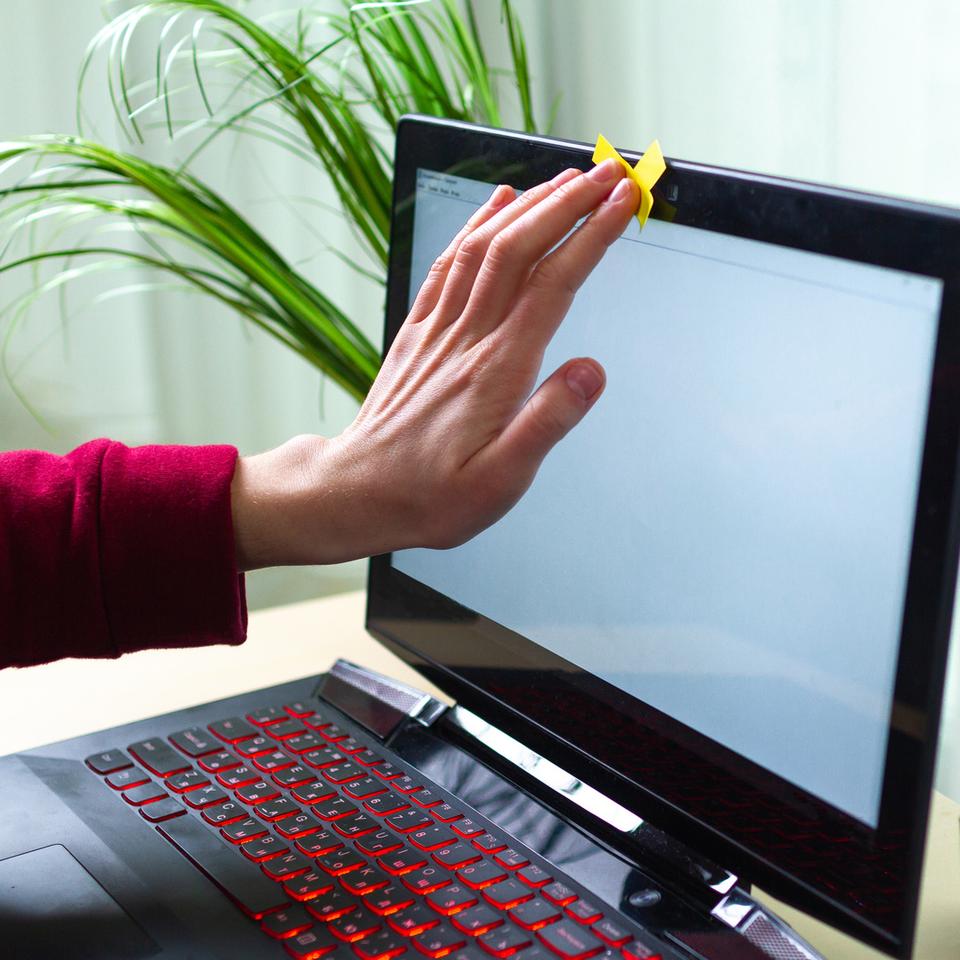 You are currently viewing Webcam Piratée : Les Signes Invisibles d&rsquo;une Surveillance Discrète